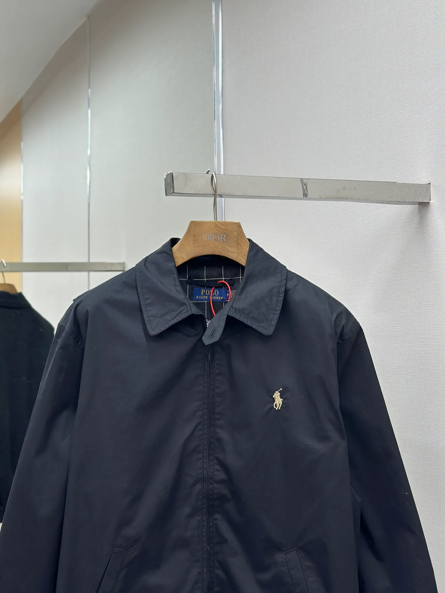 P500 -Ralph Lauren embroidered zipper jacket. Customized 100% cotton double-ply small diagonal elegant fabric. Soft and silky, comfortable and close to the skin. Uses pure black as the base color. A touch of light gold pony mark embroidery is embellished on the chest. It is even more dazzling due to the black background. Low-key and powerful. Subtle gloss changes inject breathing and vitality into the black jacket. Use extreme simplicity to outline a high-end silhouette. Show your taste in silence. Style guide Universal adaptation. Adopt imported machine embroidery technology. Use advanced computer control system and precision mechanical components to achieve the iconic pony embroidery operation. High precision. Smooth and delicate lines. Template machine bag opening. Preset templates guide the position, shape and size of the bag opening. Accuracy ensures the quality of the bag opening effect. Infrared positioning cutting machine uses infrared emitters and infrared receivers to achieve precise positioning of materials. The accuracy can reach the micron level, thereby meeting the effect of high-precision cutting of plaid alignment. The fabrics have been washed. Better feel and texture, not easy to deform, not easy to shrink, not easy to fade, maintain long-term beauty, size: S M L XL